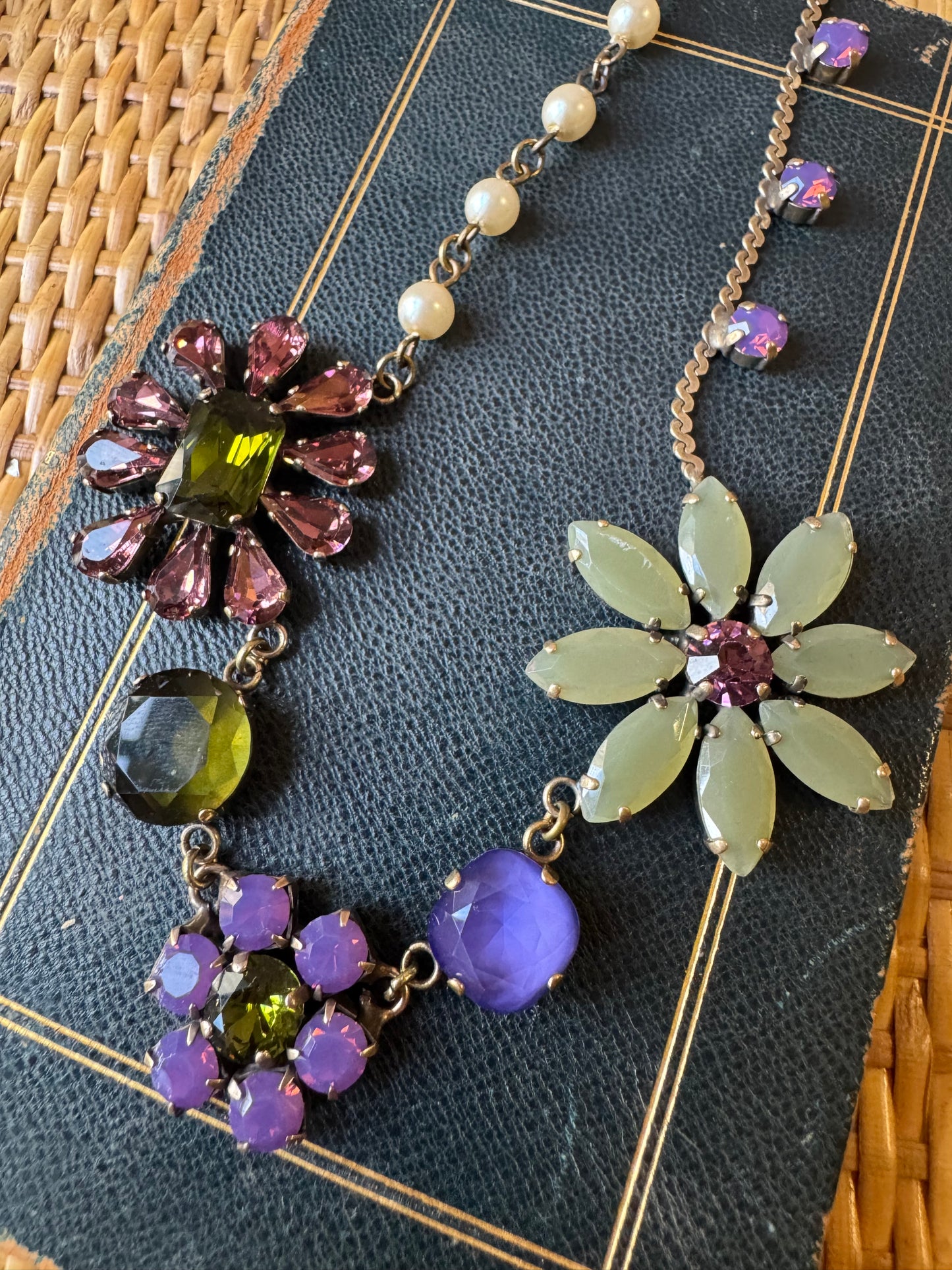Collana mix fiori viola e verde Unique