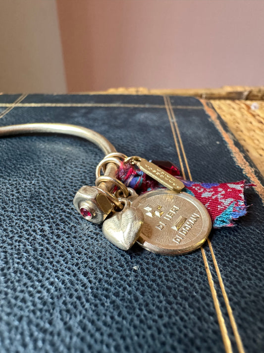 Bracciale rigido con bullone svitabile ,charms e rubino L|UNA