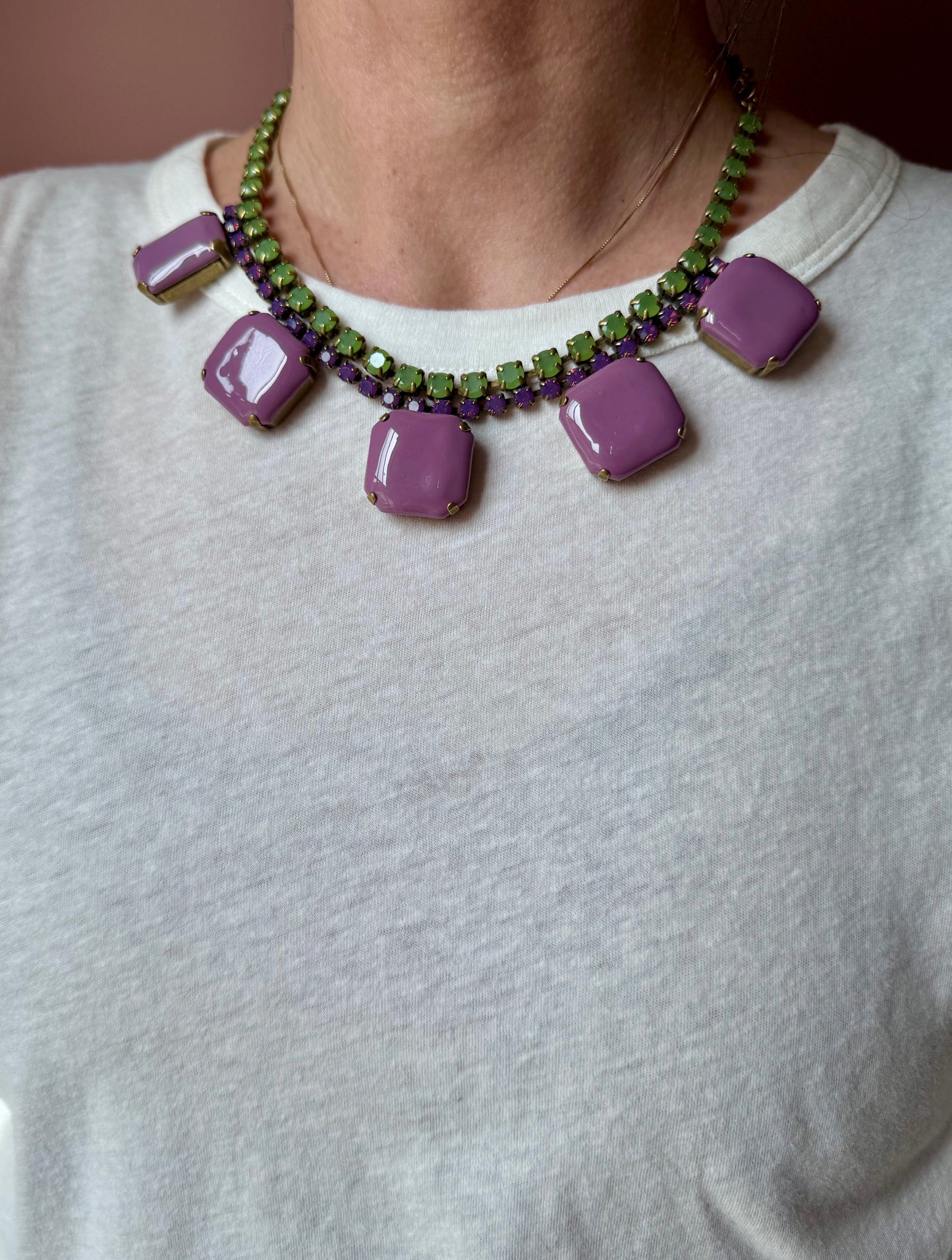 Collana strass verdi e quadrati smaltati lilla UNIQUE