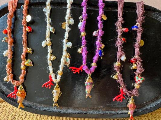 Girocollo tessuto e Charms