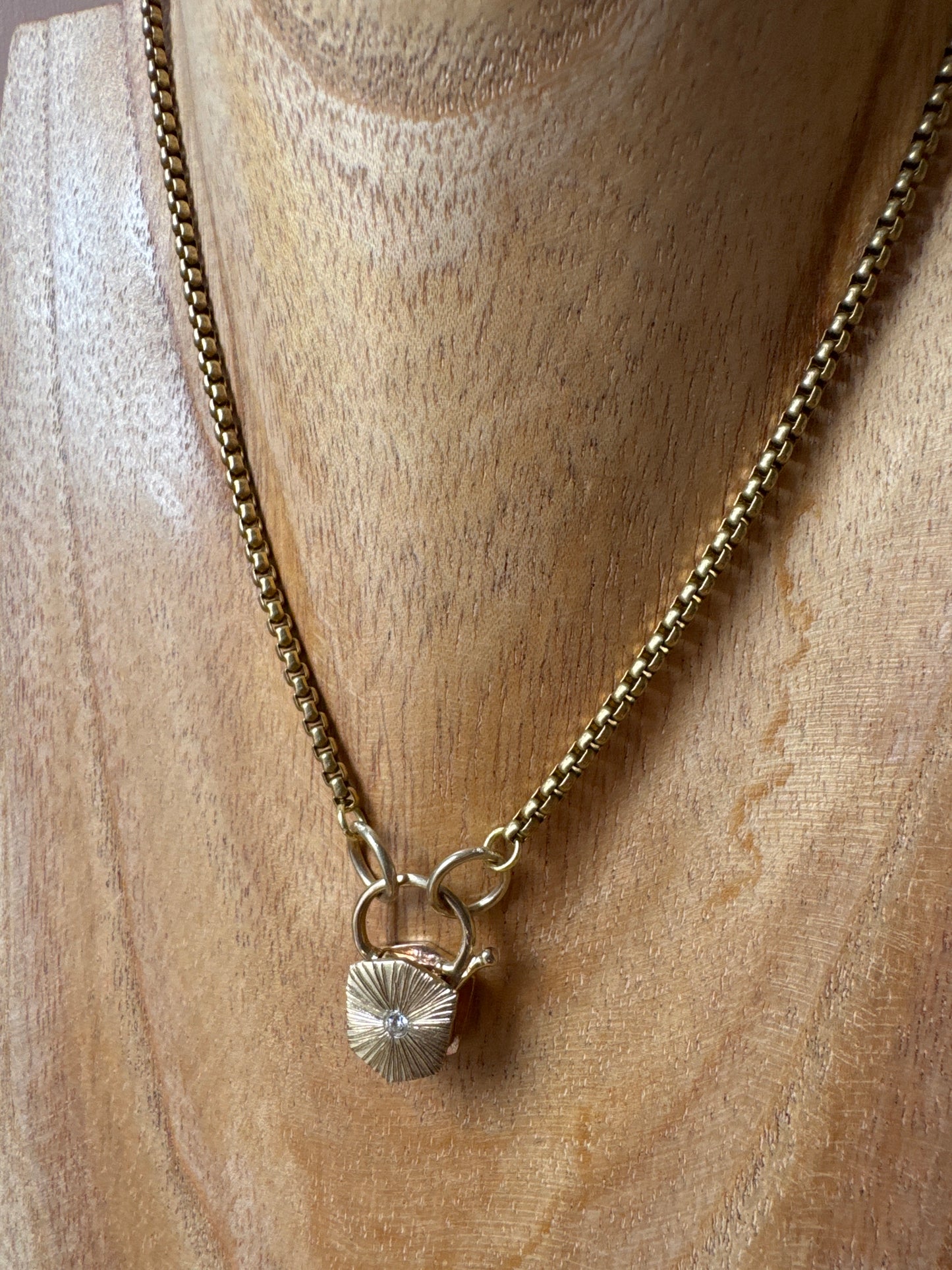 Collana lucchetto mini rigato con zircone L|UNA