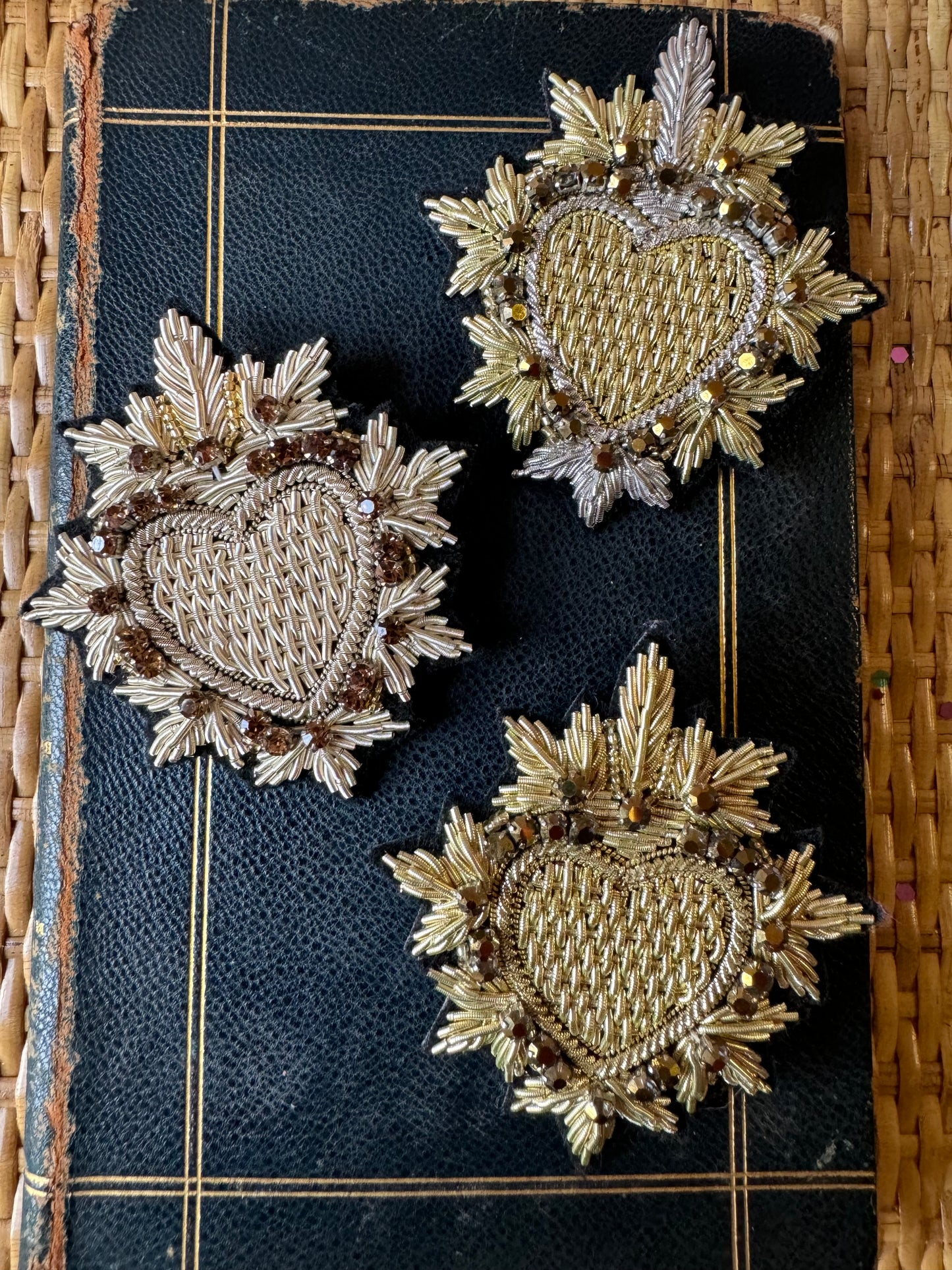 Spilla cuore sacro ricamato