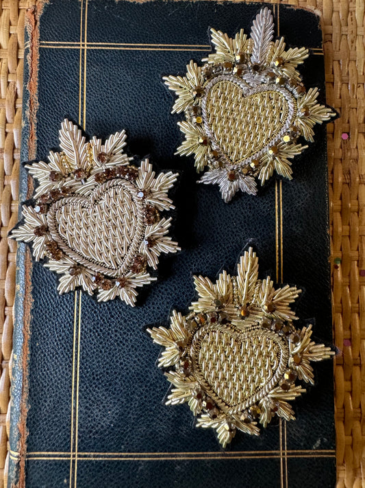 Spilla cuore sacro ricamato