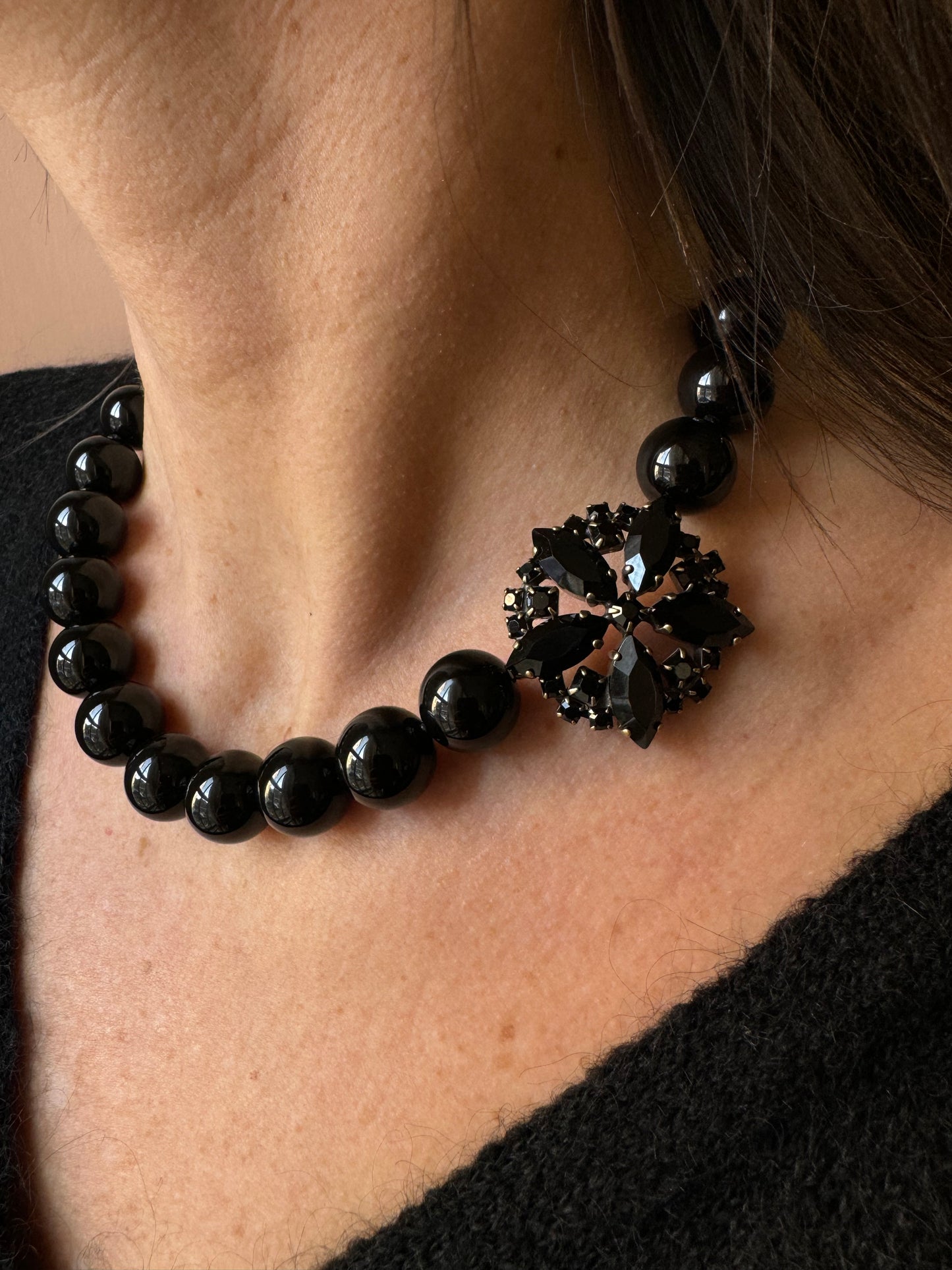 Collana perle e fiore navette nero Unique