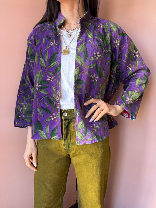 Giacca viola con foglie