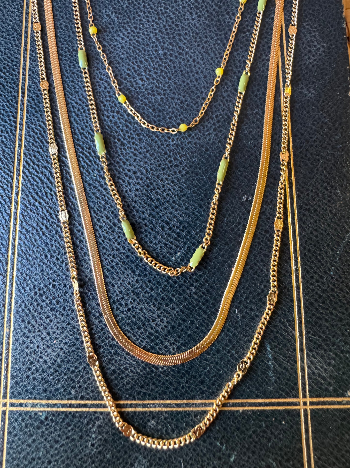 Collana scia dorata multigiri con smaltini