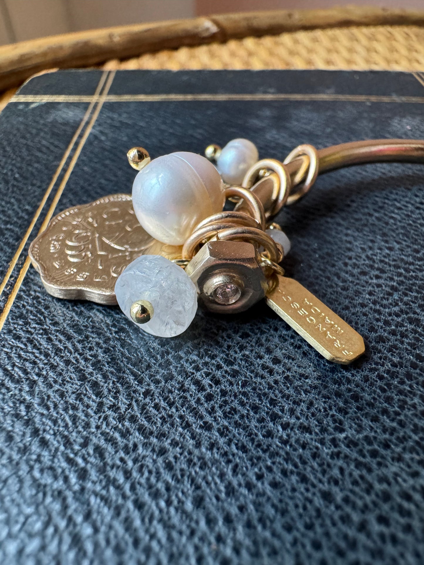 Bracciale rigido con bullone svitabile ,charms e zircone L|UNA