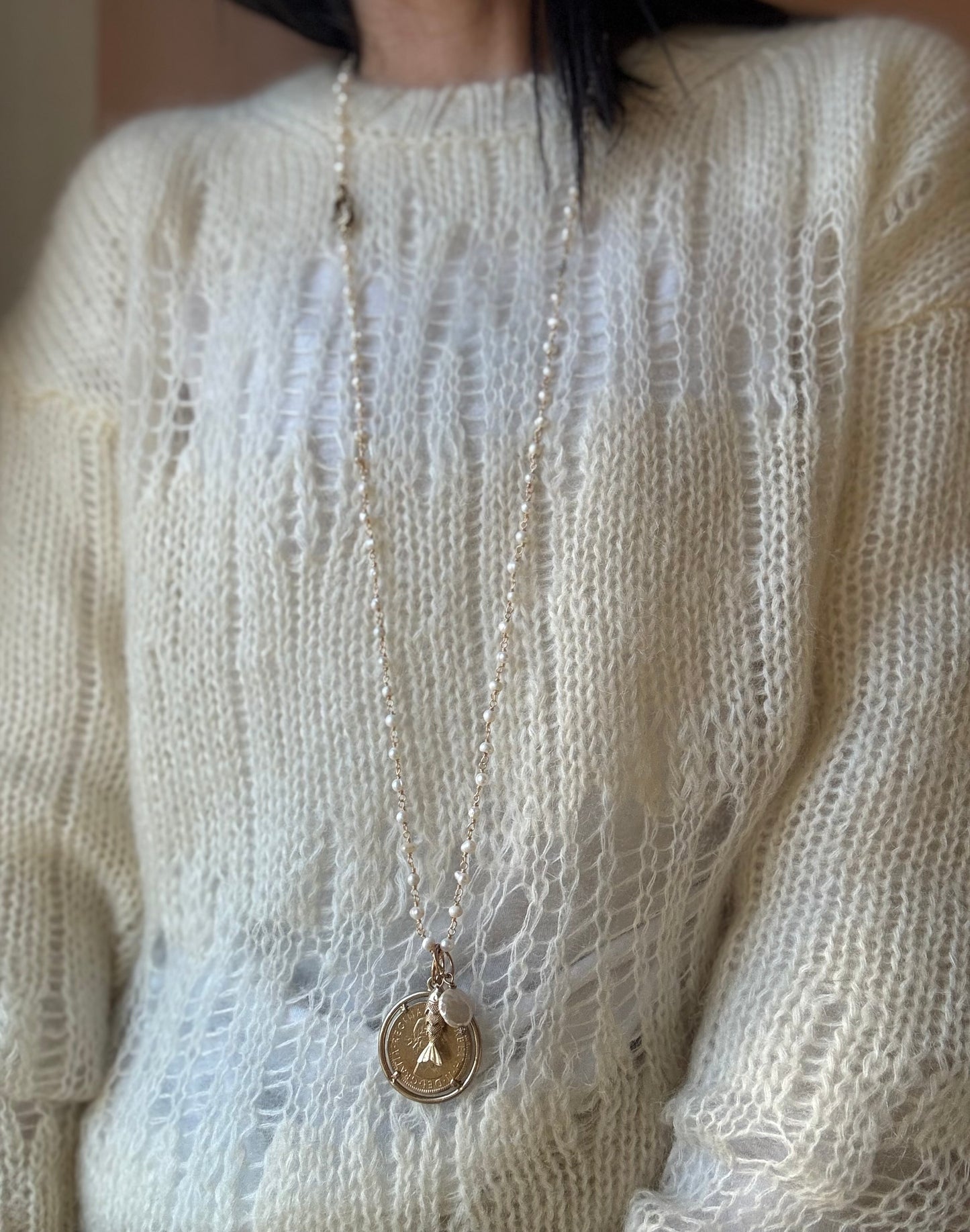 Collana catena e perla con moschettone zirconi e moneta grande e pesciolino L|UNA