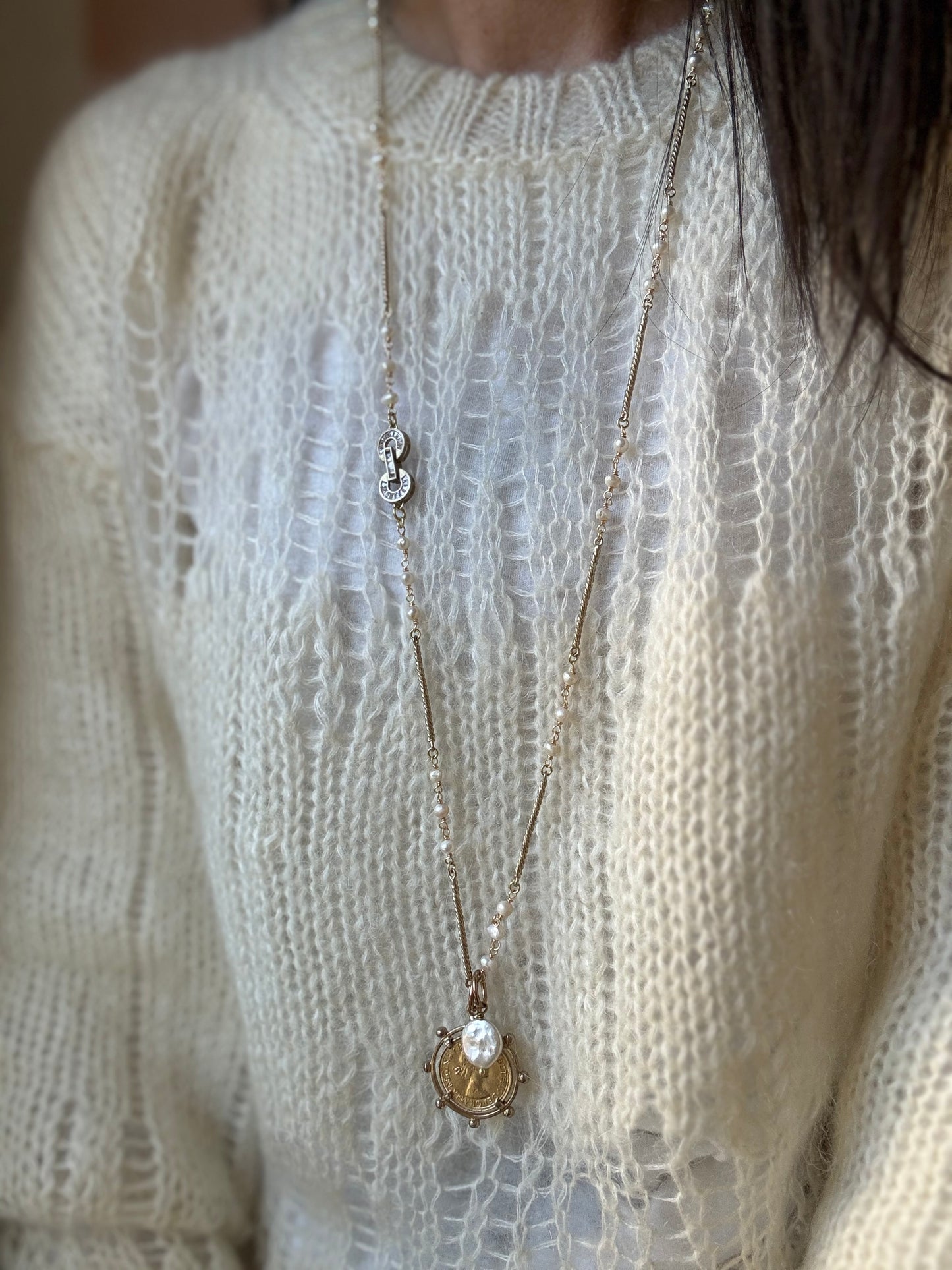 Collana barrette torchon in bronzo e perle con moschettone zirconi e moneta L|UNA