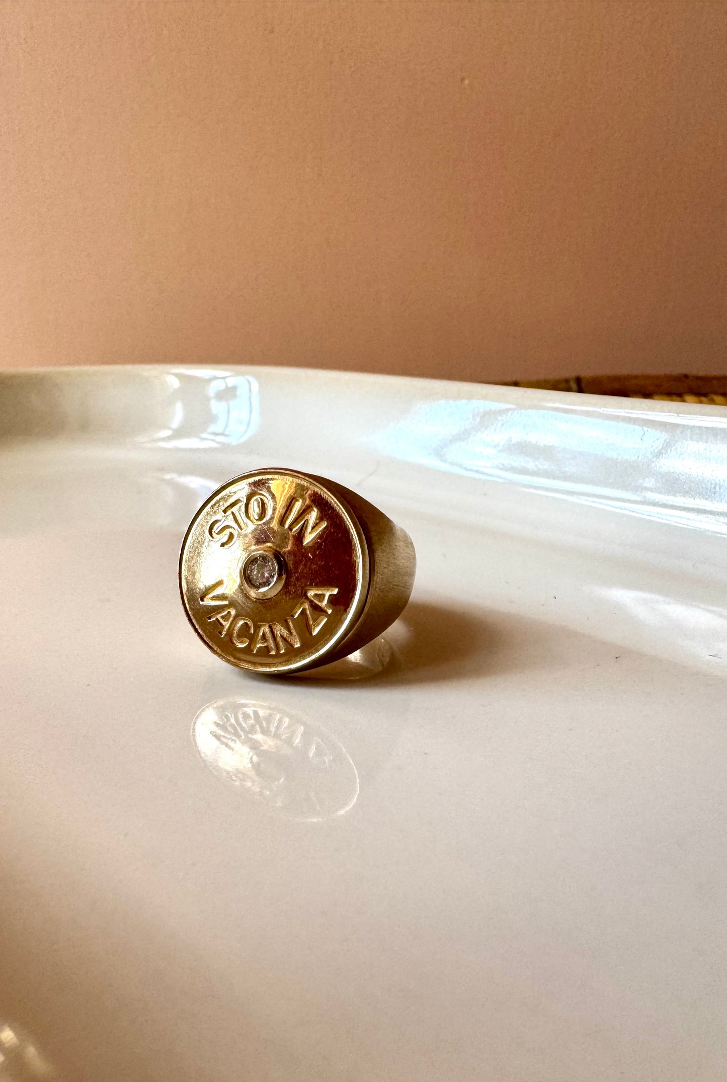 Anello chevalier “Sto in vacanza” L|UNA