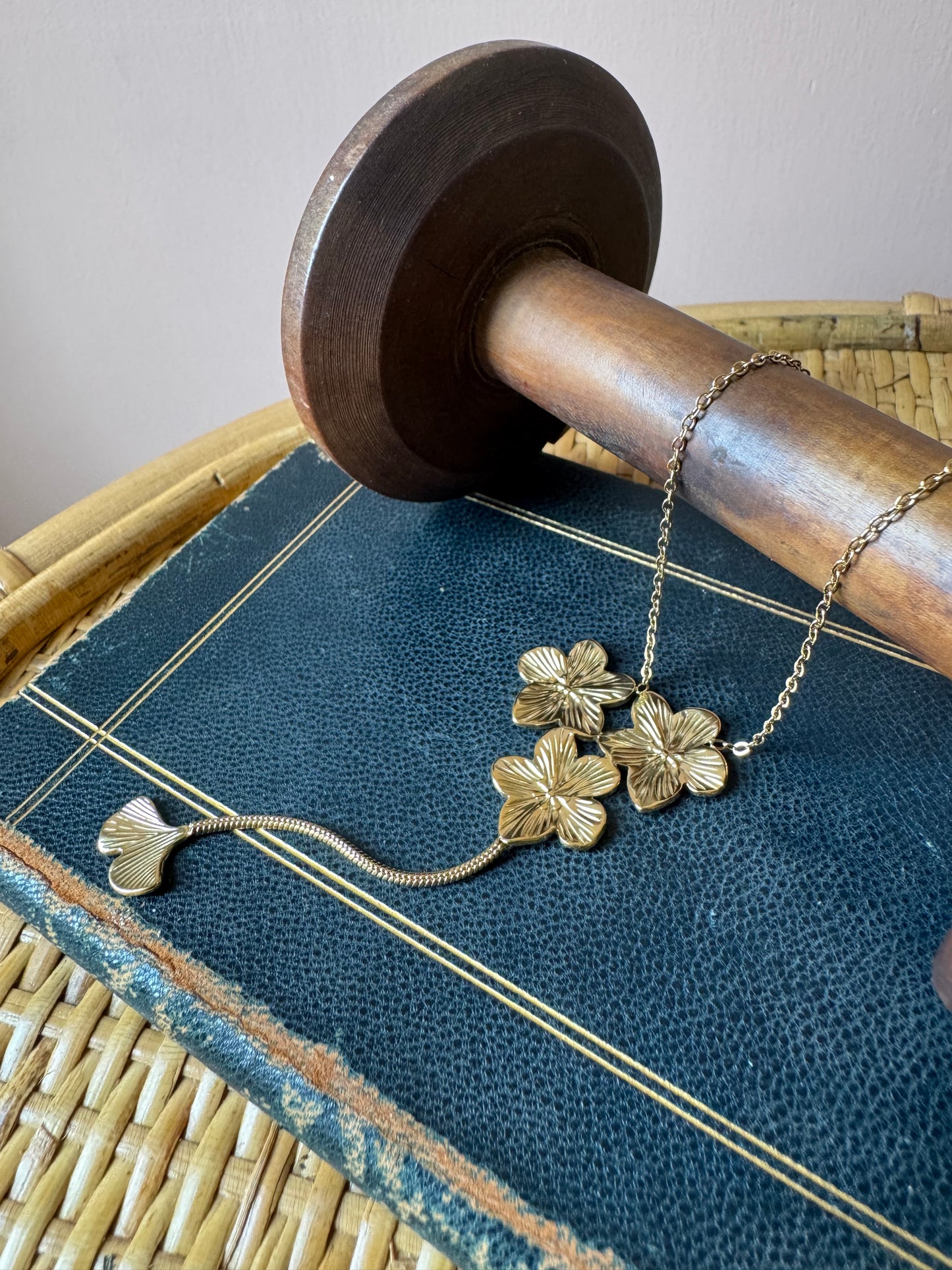 Collana fiori e Gingko