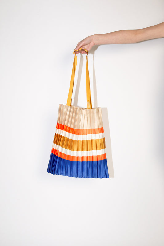 Multitudes tote bag