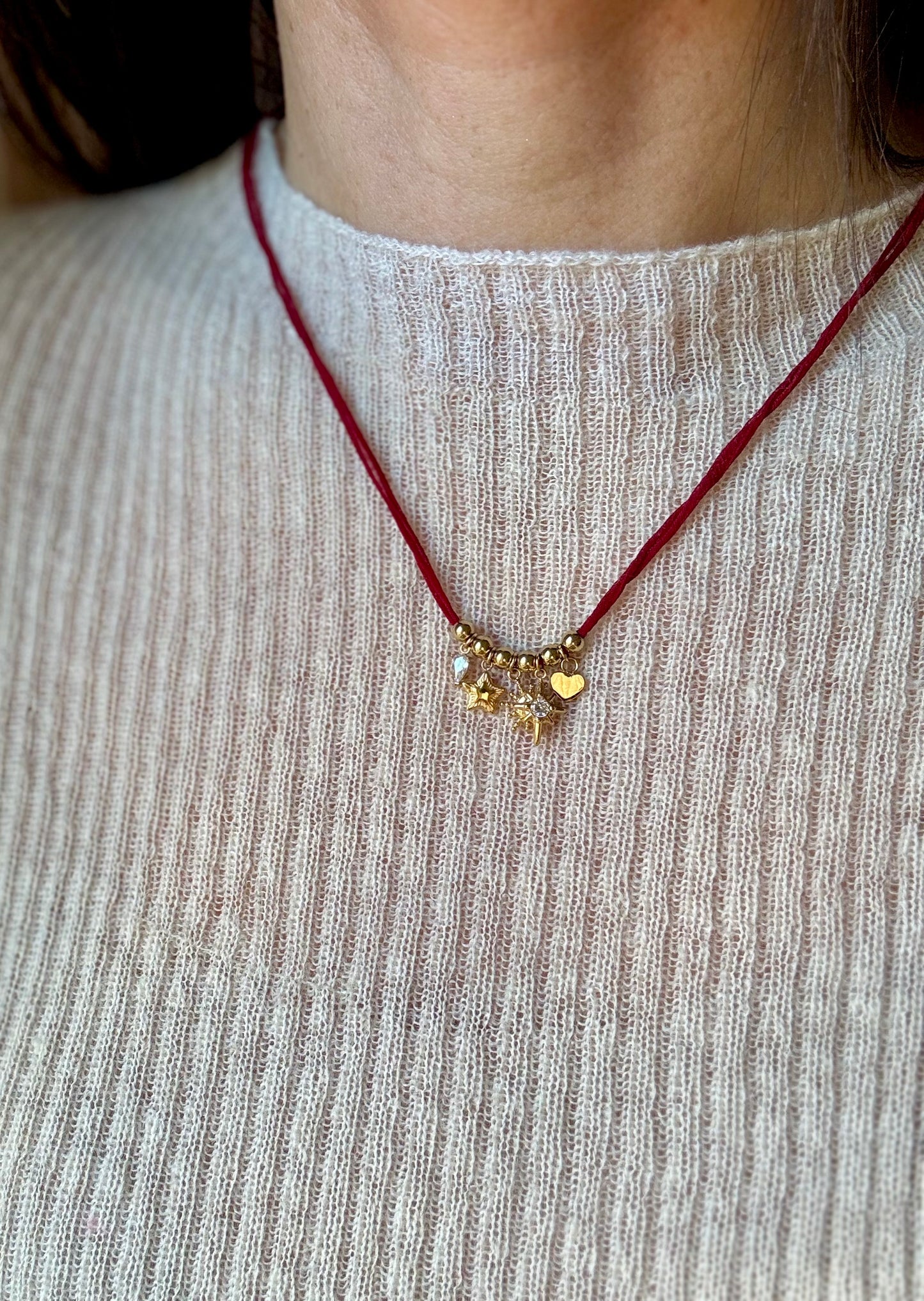 Collana nastro rosso ciondolini