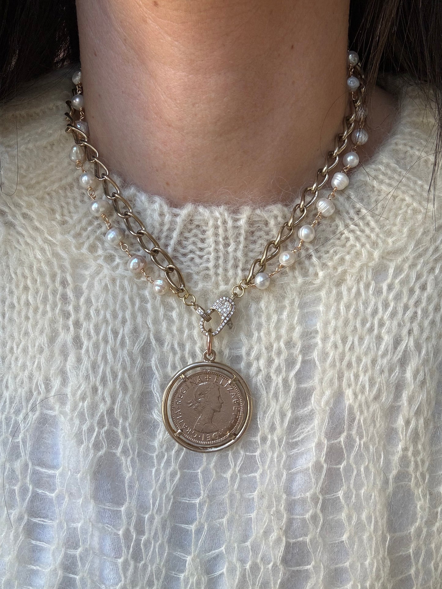 Collana catena e perla con moschettone zirconi e moneta grande  L|UNA