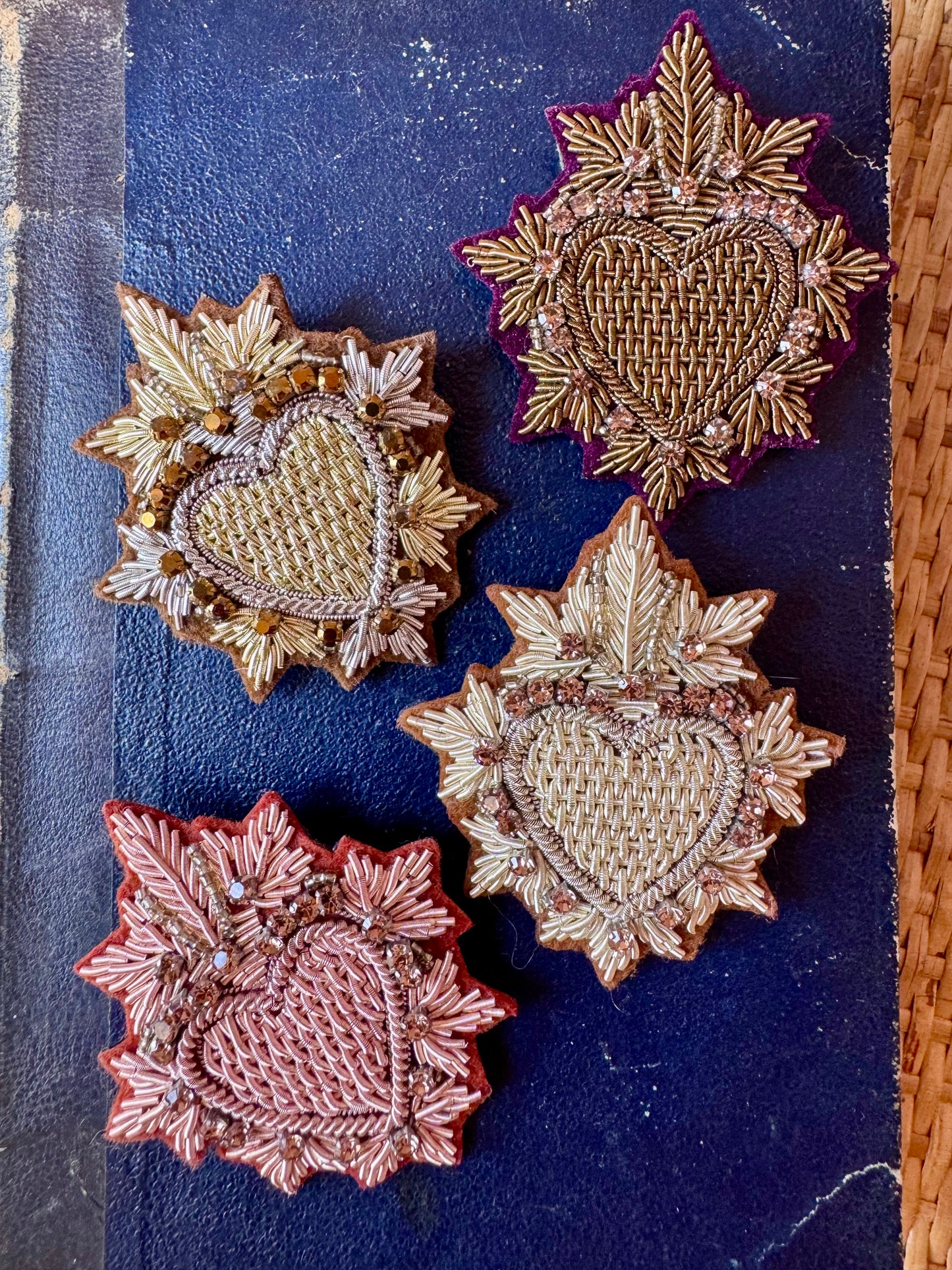 Spilla cuore sacro ricamato