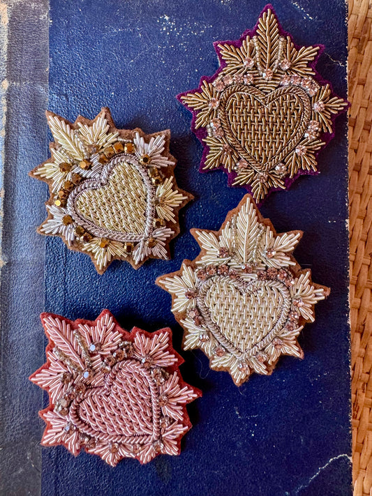 Spilla cuore sacro ricamato