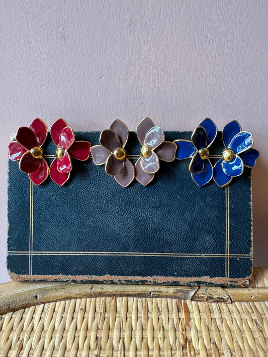 Orecchini mezzo fiore smaltato