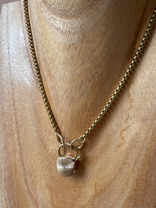 Collana lucchetto mini rigato con zircone L|UNA
