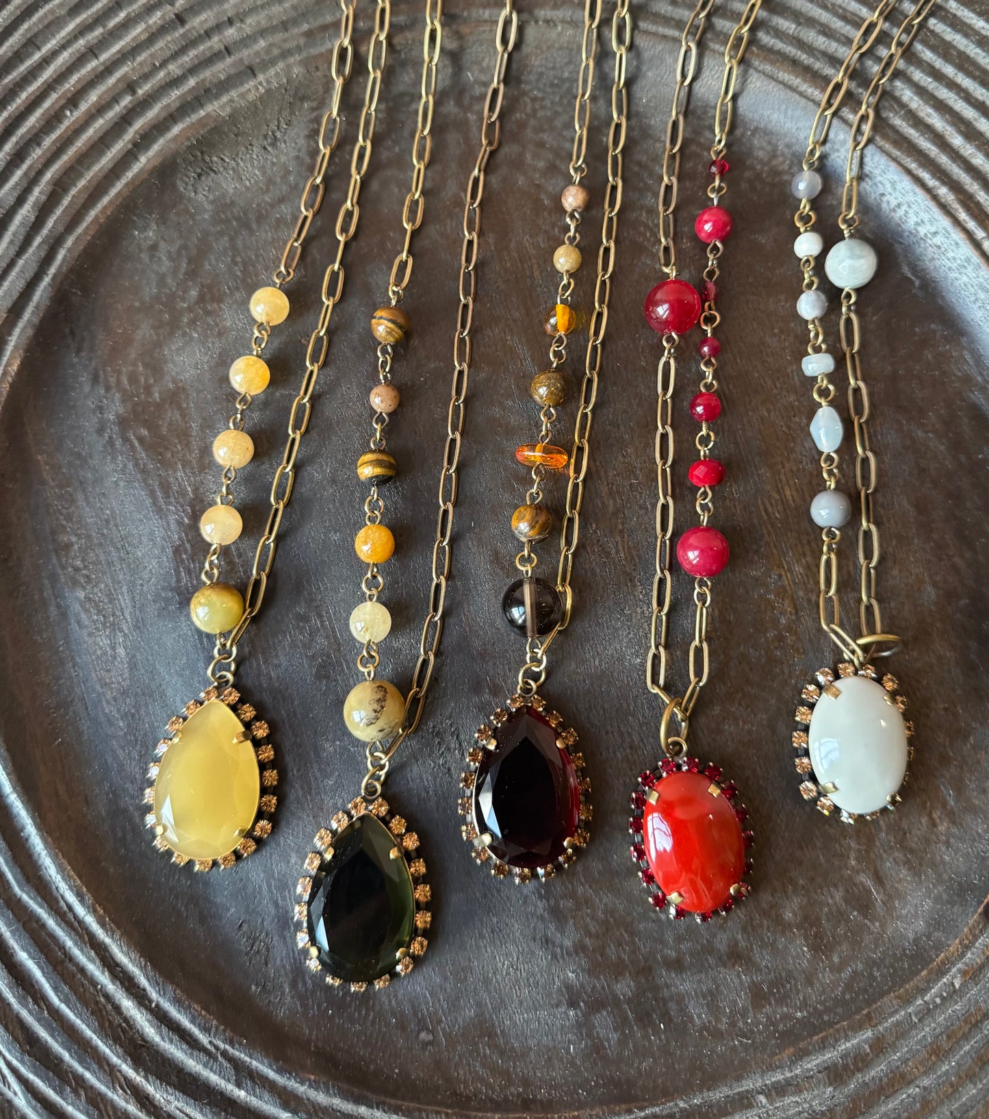 Collane lunghe con ciondolo bordato Unique