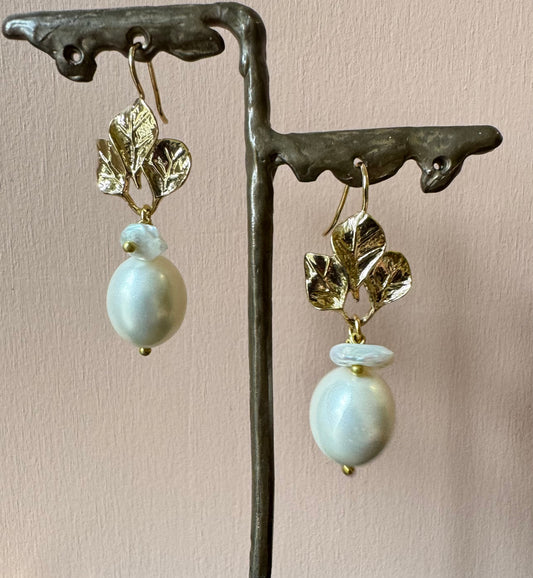Orecchini foglie con perla