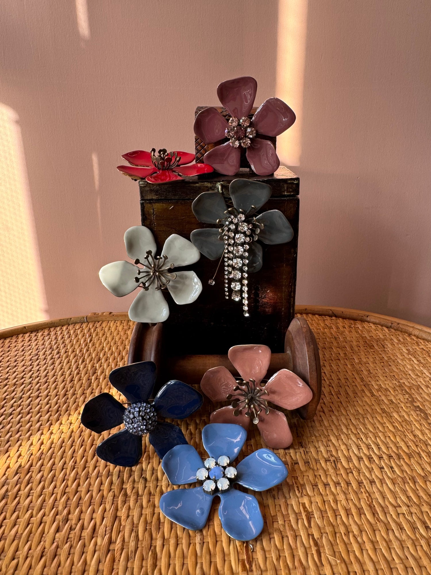 Spilla Smaltata Ispirata A La Canzone Di Achille – Pendragon's Shop - Foto 2