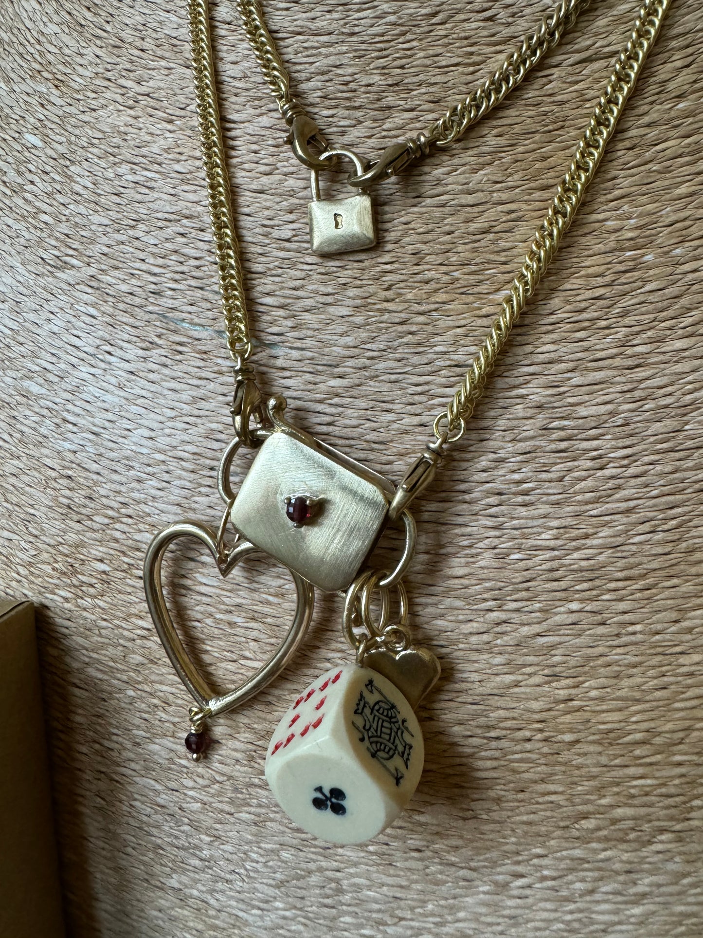 Collana lucchetto con pietrina e charms cuore,dado vintage L|UNA