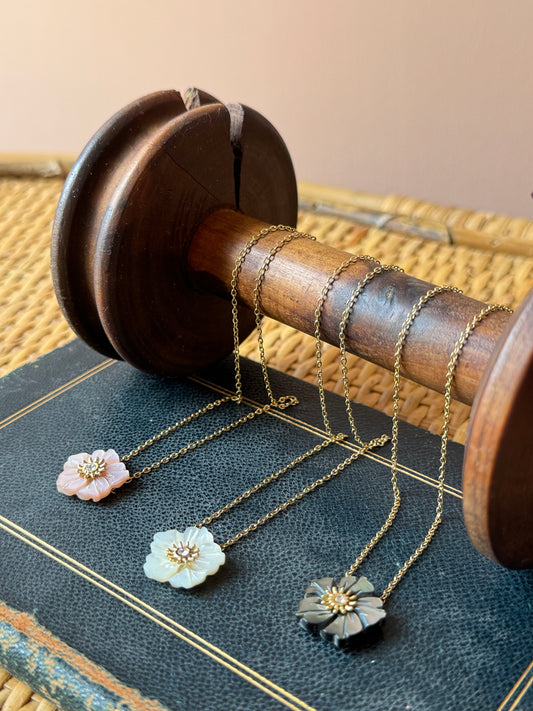 Girocollo fiore madreperla