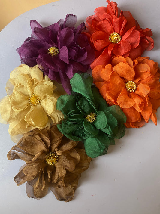 Spilla fiore tessuto con bottone