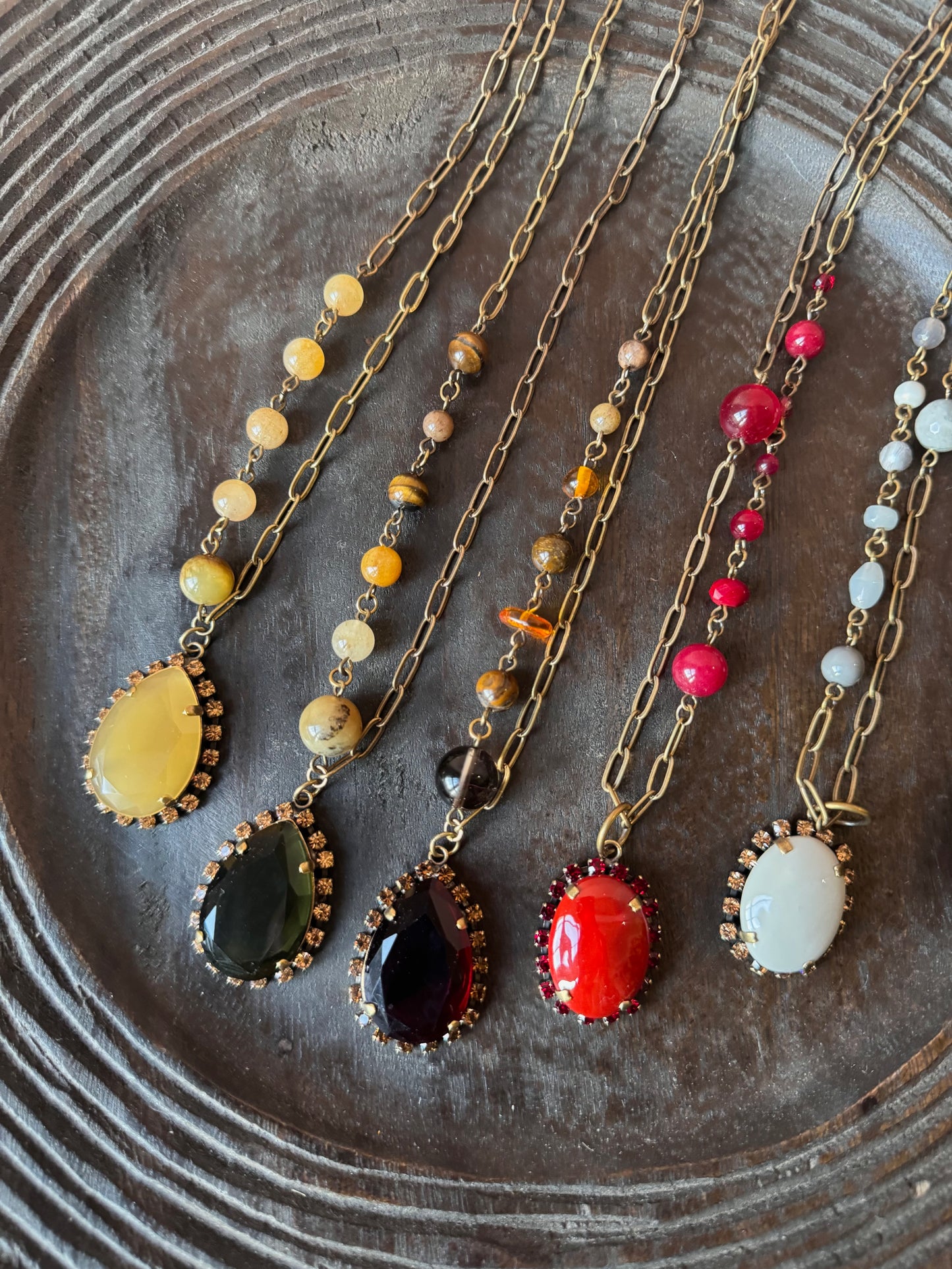 Collane lunghe con ciondolo bordato Unique