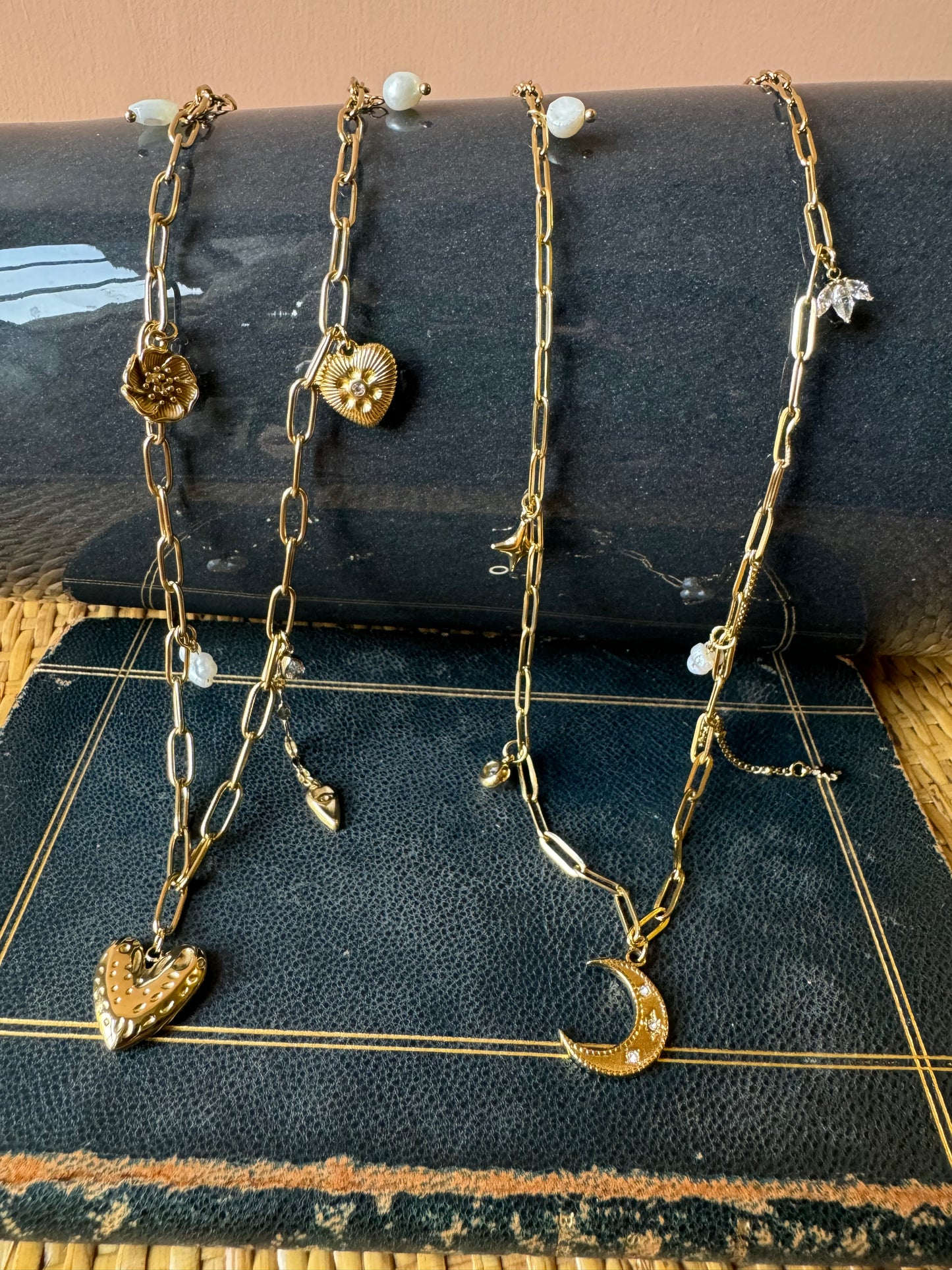 Collana lunga “to the moon and back “