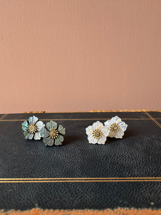 Orecchini fiore madreperla