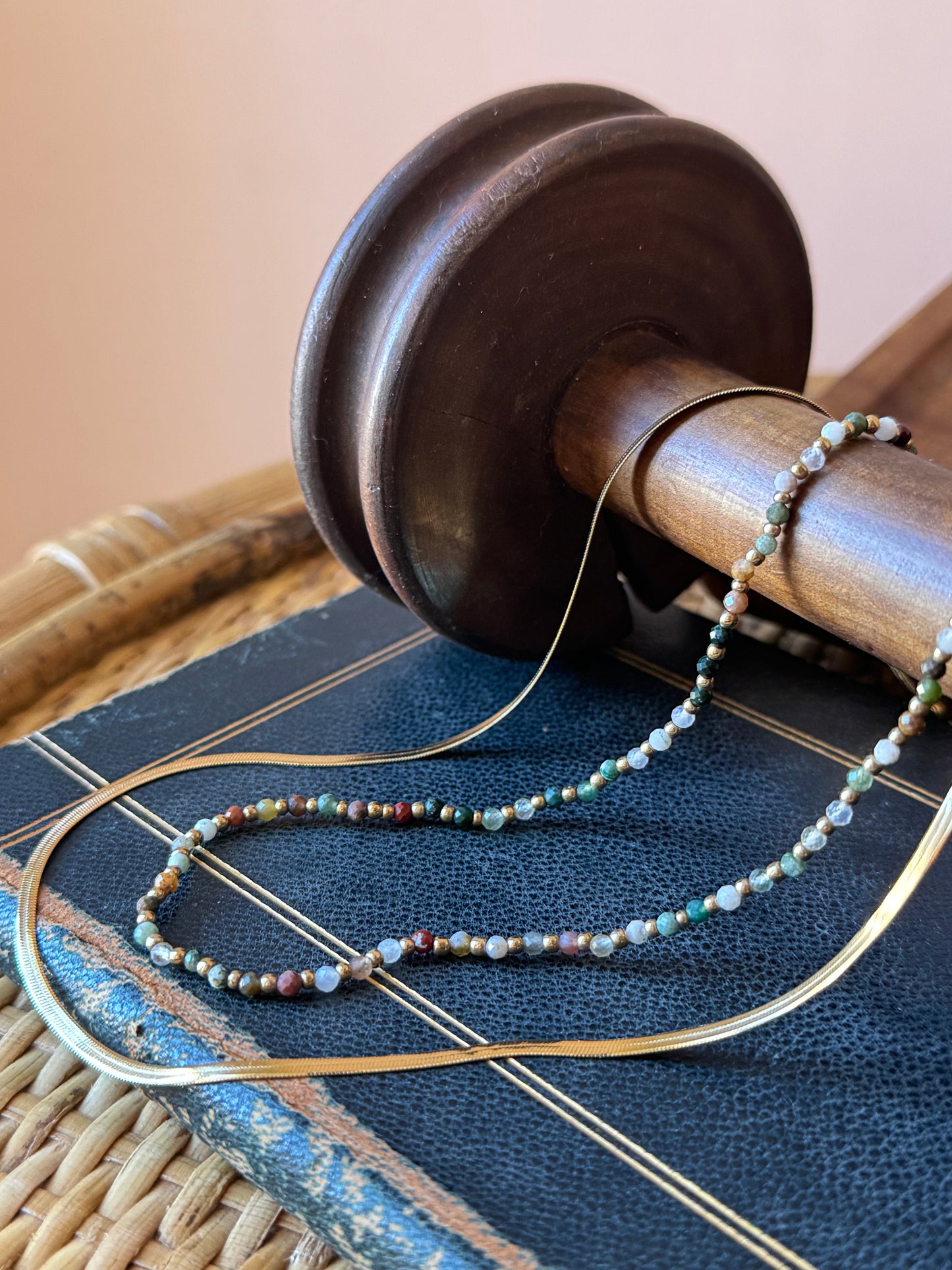 Collana scia dorata con pietrine