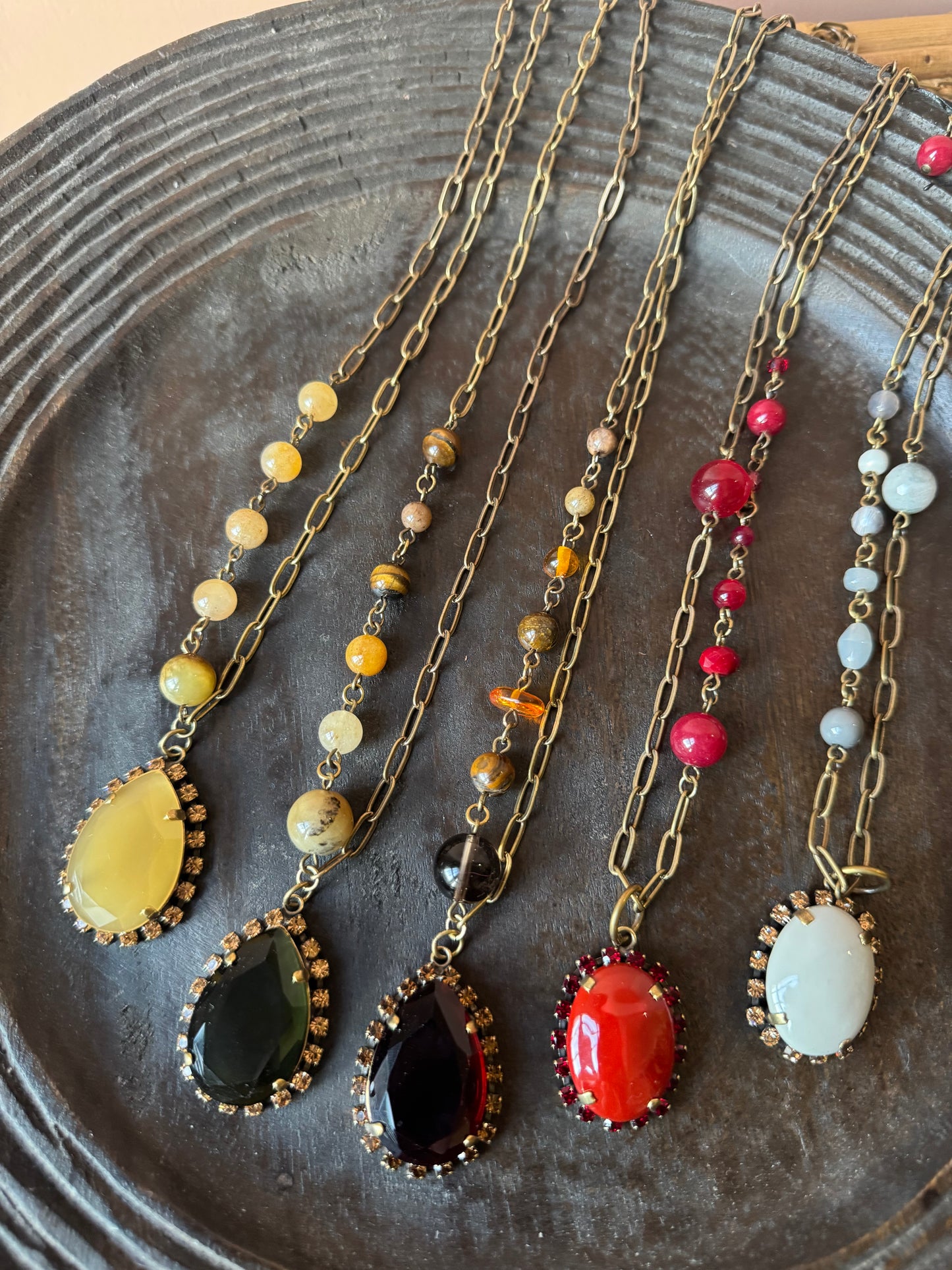 Collane lunghe con ciondolo bordato Unique