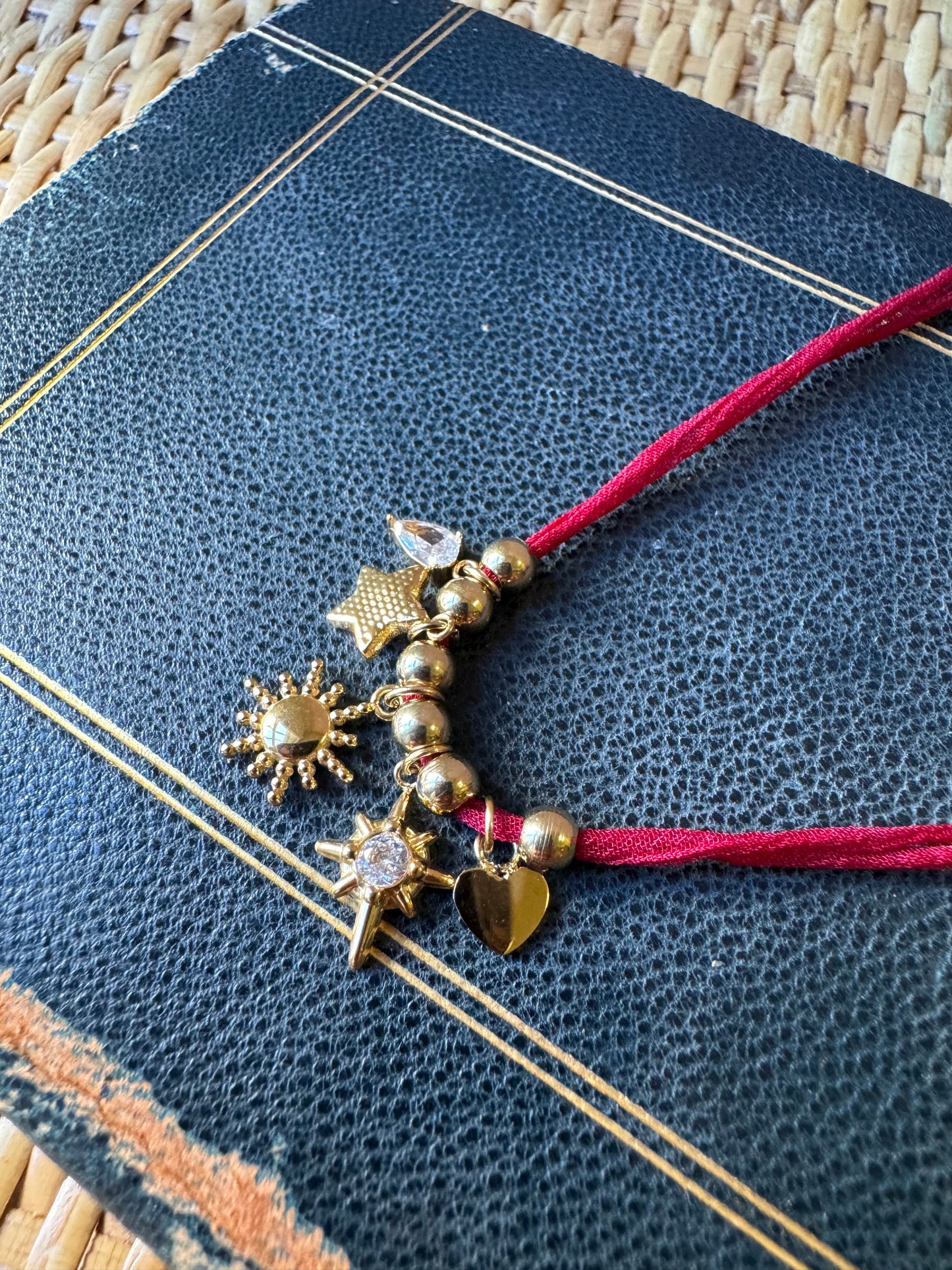 Collana nastro rosso ciondolini