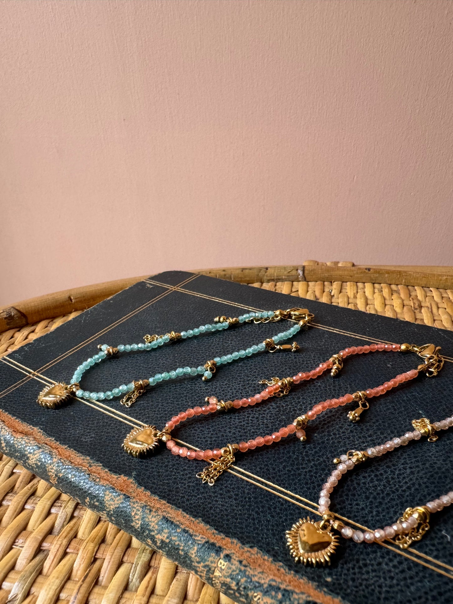 Bracciali pietrine e cuore sacro