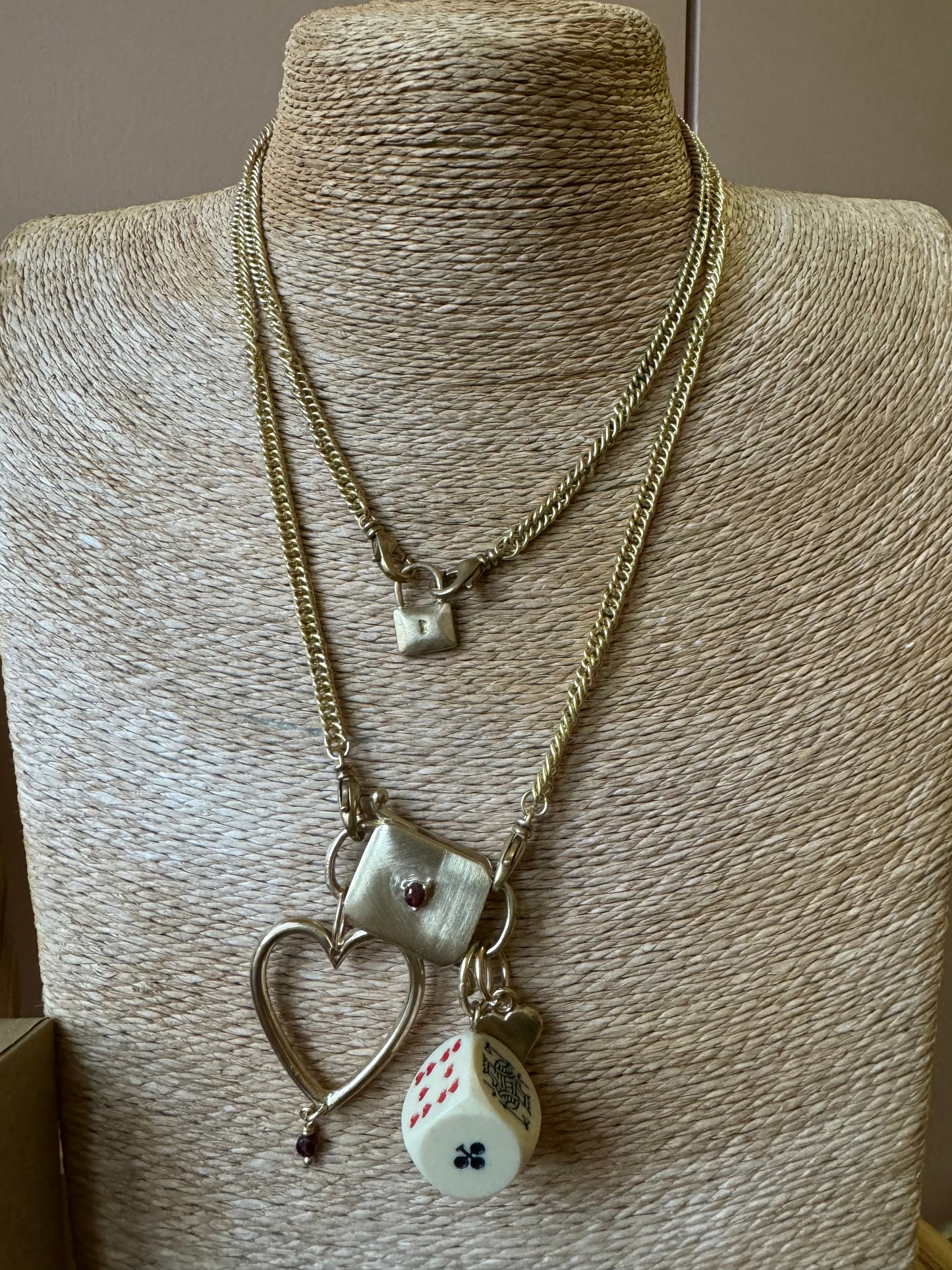 Collana lucchetto con pietrina e charms cuore,dado vintage L|UNA