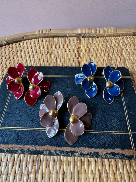 Orecchini mezzo fiore smaltato