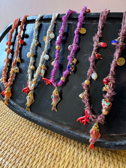 Girocollo tessuto e Charms