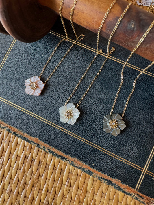 Girocollo fiore madreperla