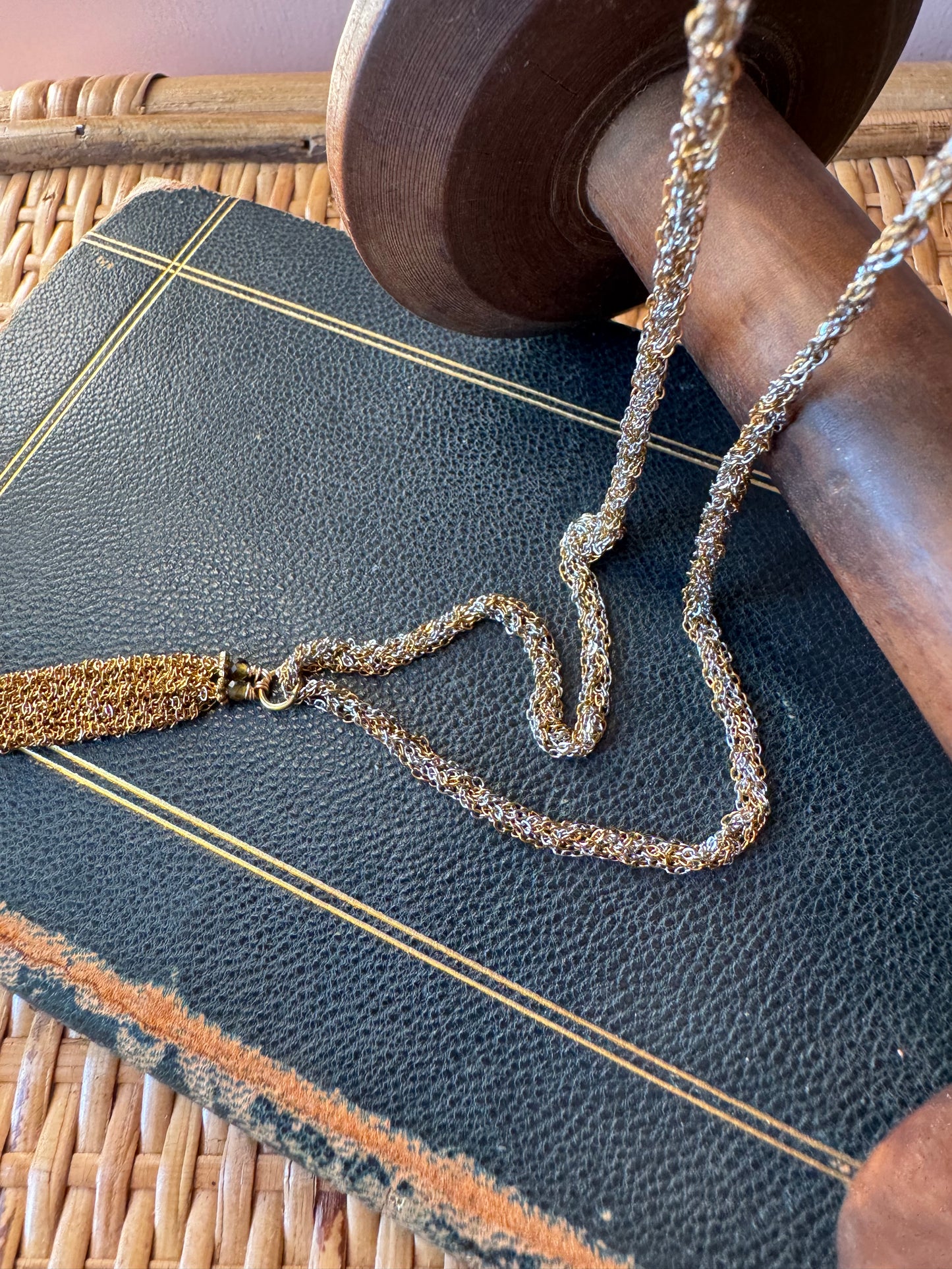 Collana lunga metalli con nappina