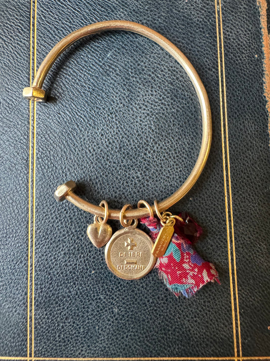 Bracciale rigido con bullone svitabile ,charms e rubino L|UNA