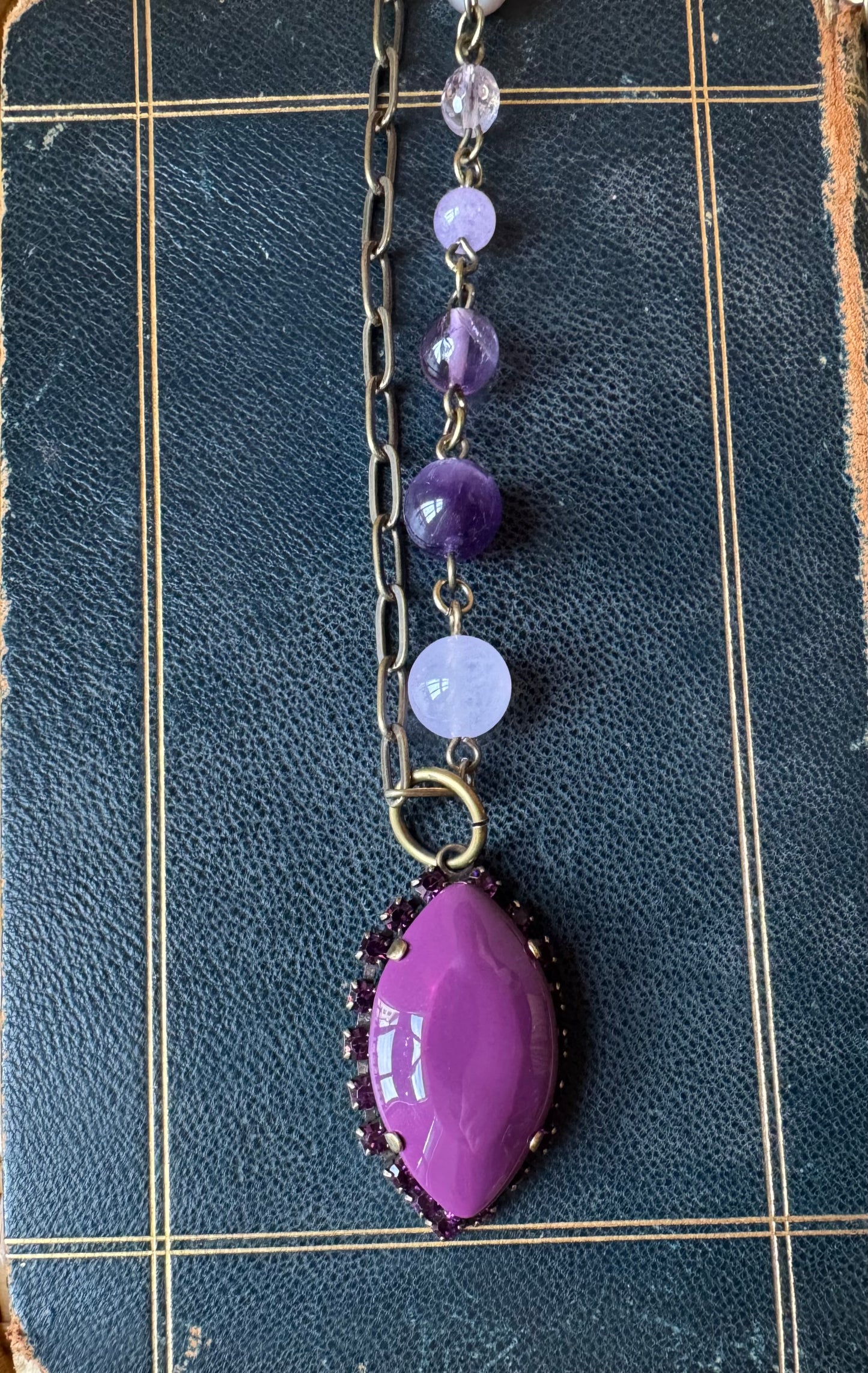 Collane lunghe con ciondolo bordato Unique