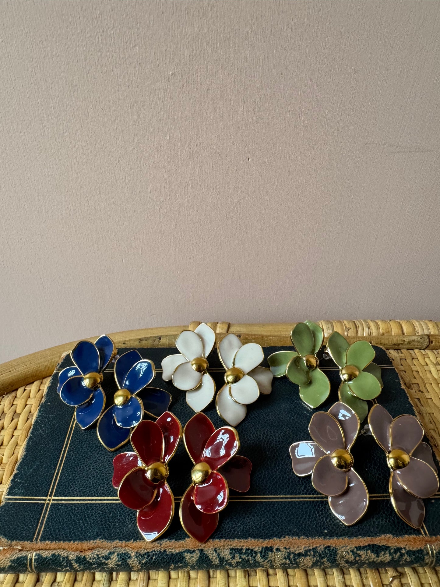 Orecchini mezzo fiore smaltato