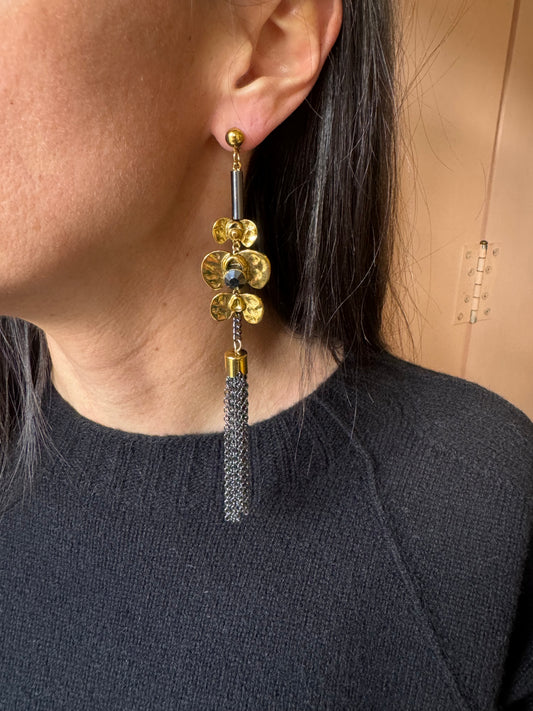 Orecchini fiori e catene pendenti Nalì