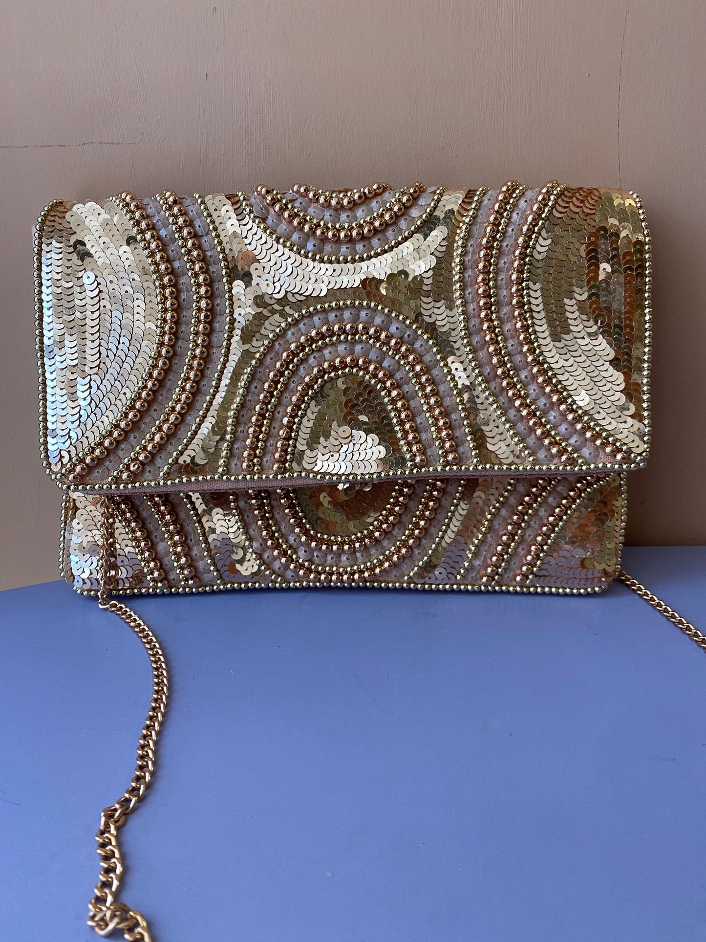 Pochette perline e paillettes cipria